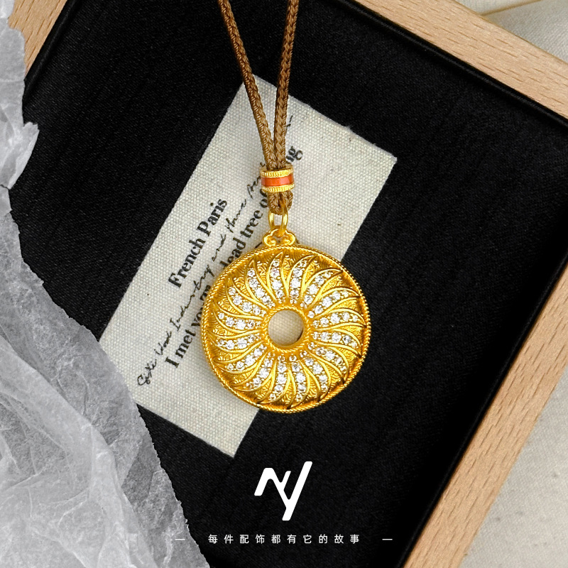 قلادة على شكل متجر ذهبي 24 قير - مراجعة Ethnic Fashion Store وسعره